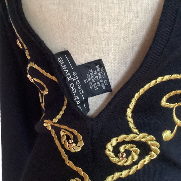 Low cut black and gold dress - Picture 8 of 10